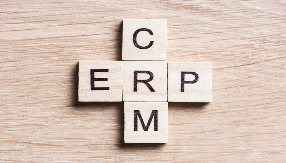 ERPとCRMの違いとは？連携で実現する経営高度化と導入のポイント