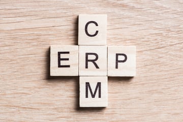 ERPとCRMの違いとは？成長企業の経営基盤を強化する戦略的システム導入のポイントを解説